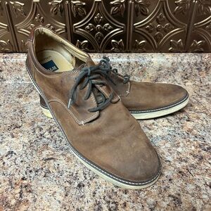 Brown Suede Oxford Shoes with Lace-Up Design